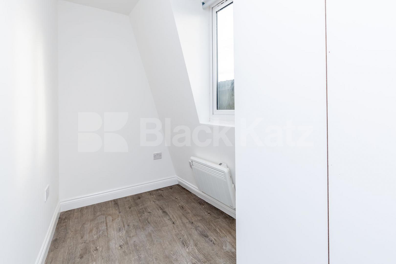 Superb top floor 1 bedroom property with a study  Foulden Road , Stoke Newington 